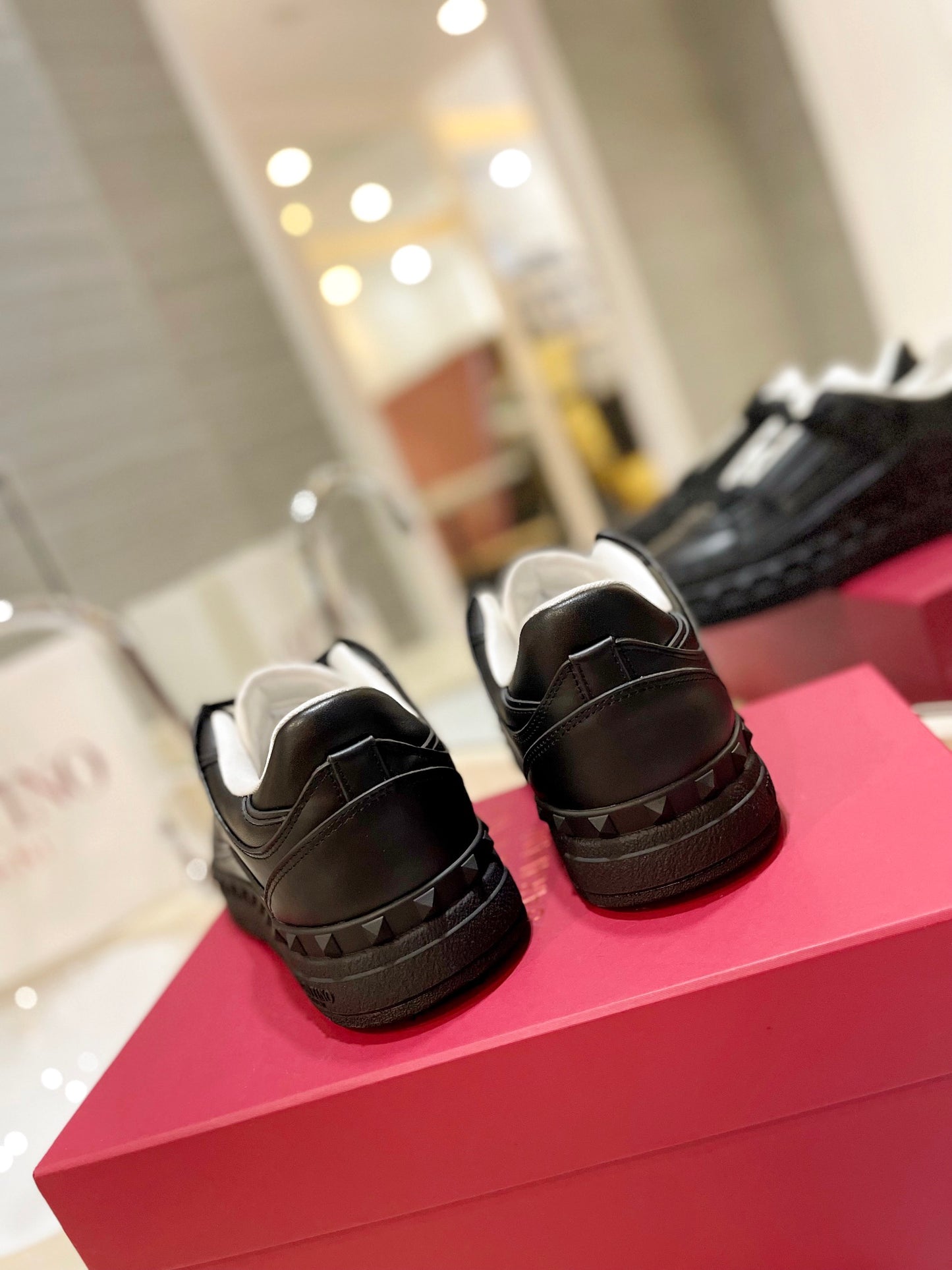 Valentino Garavani „Freedots Leather Black"
