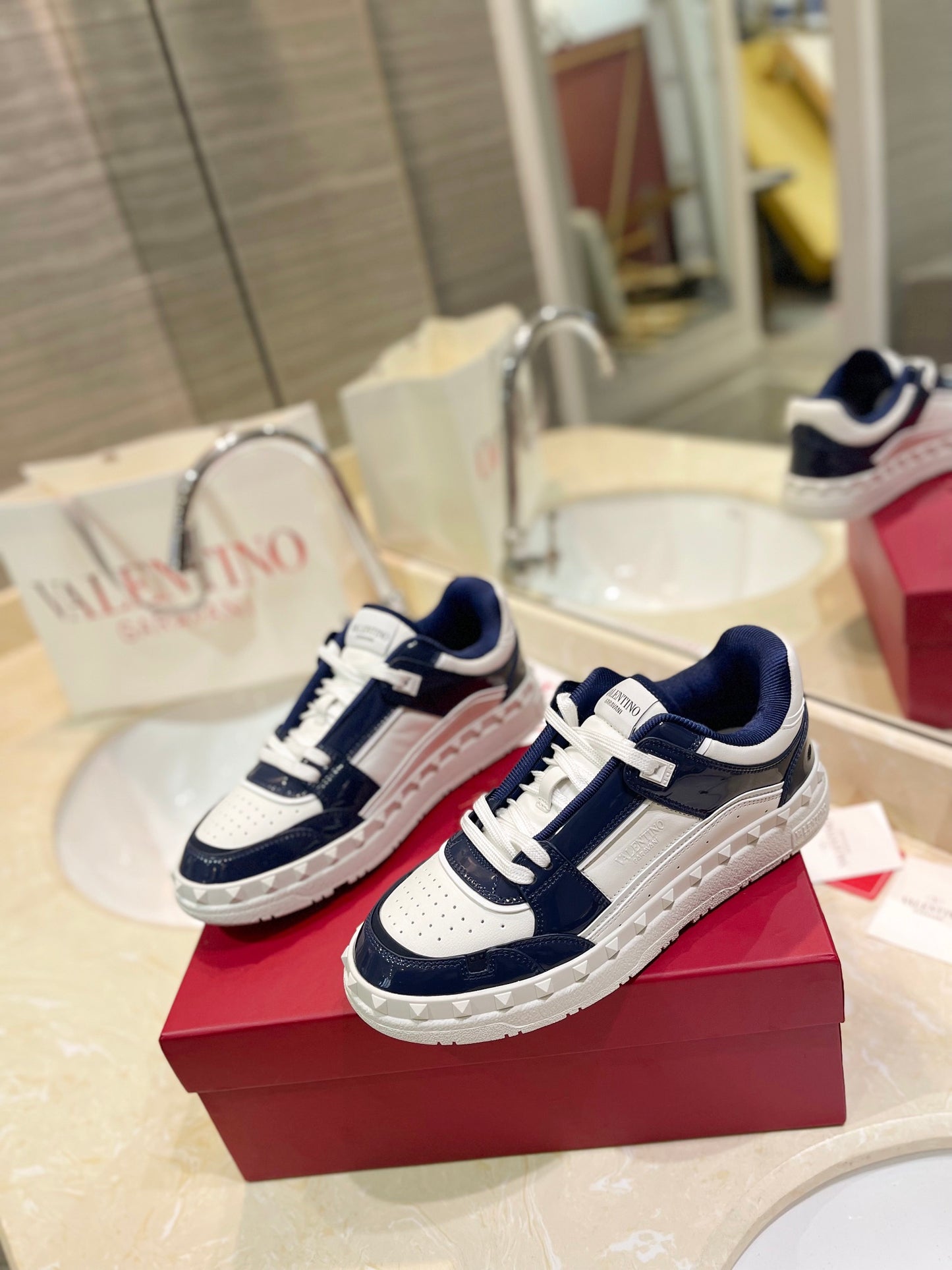 Valentino Garavani „Freedots Leather Navy Blue"