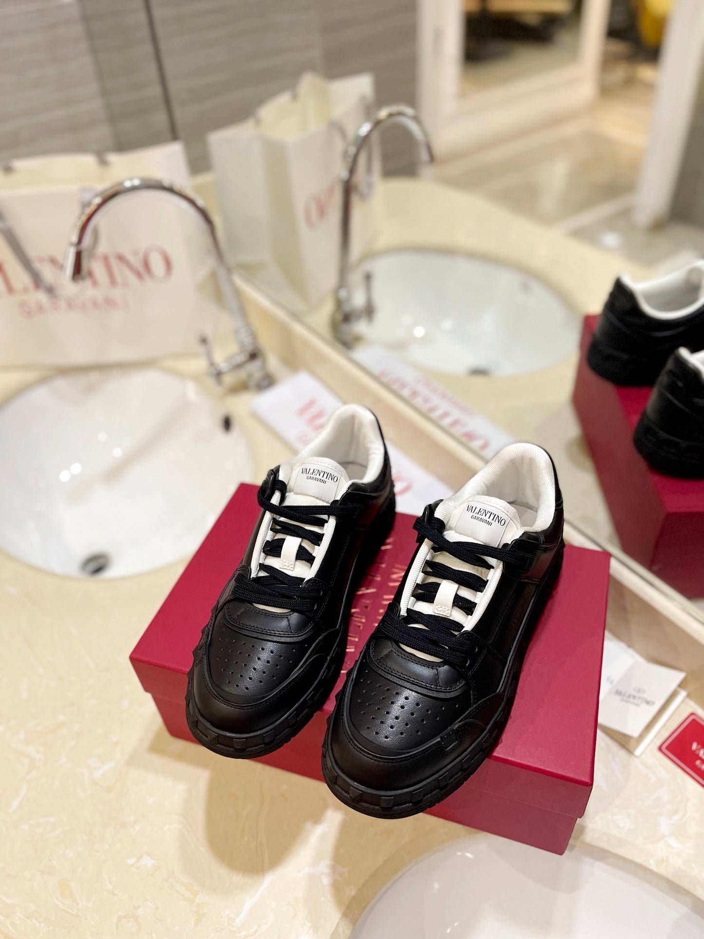 Valentino Garavani „Freedots Leather Black"