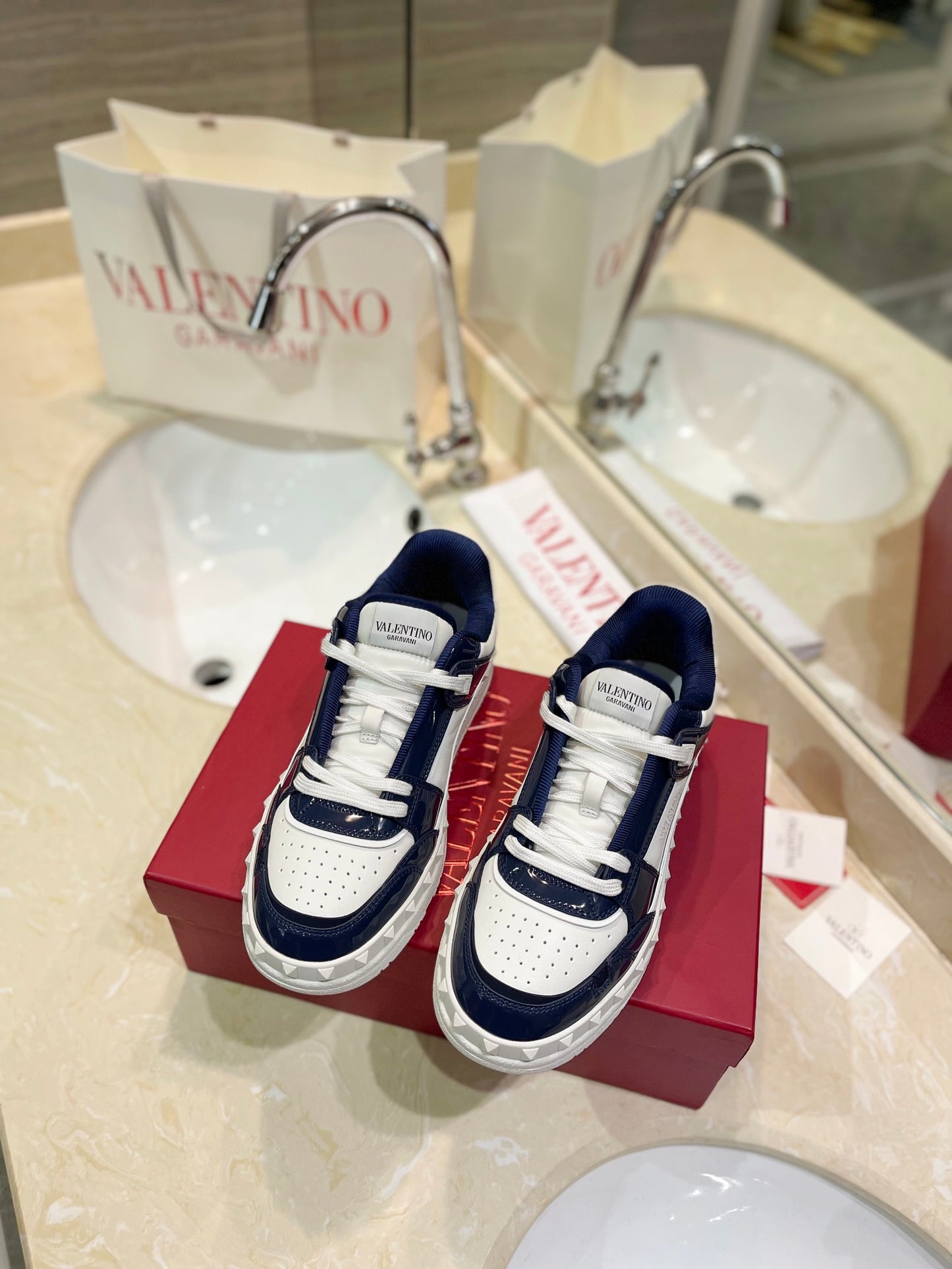 Valentino Garavani „Freedots Leather Navy Blue"
