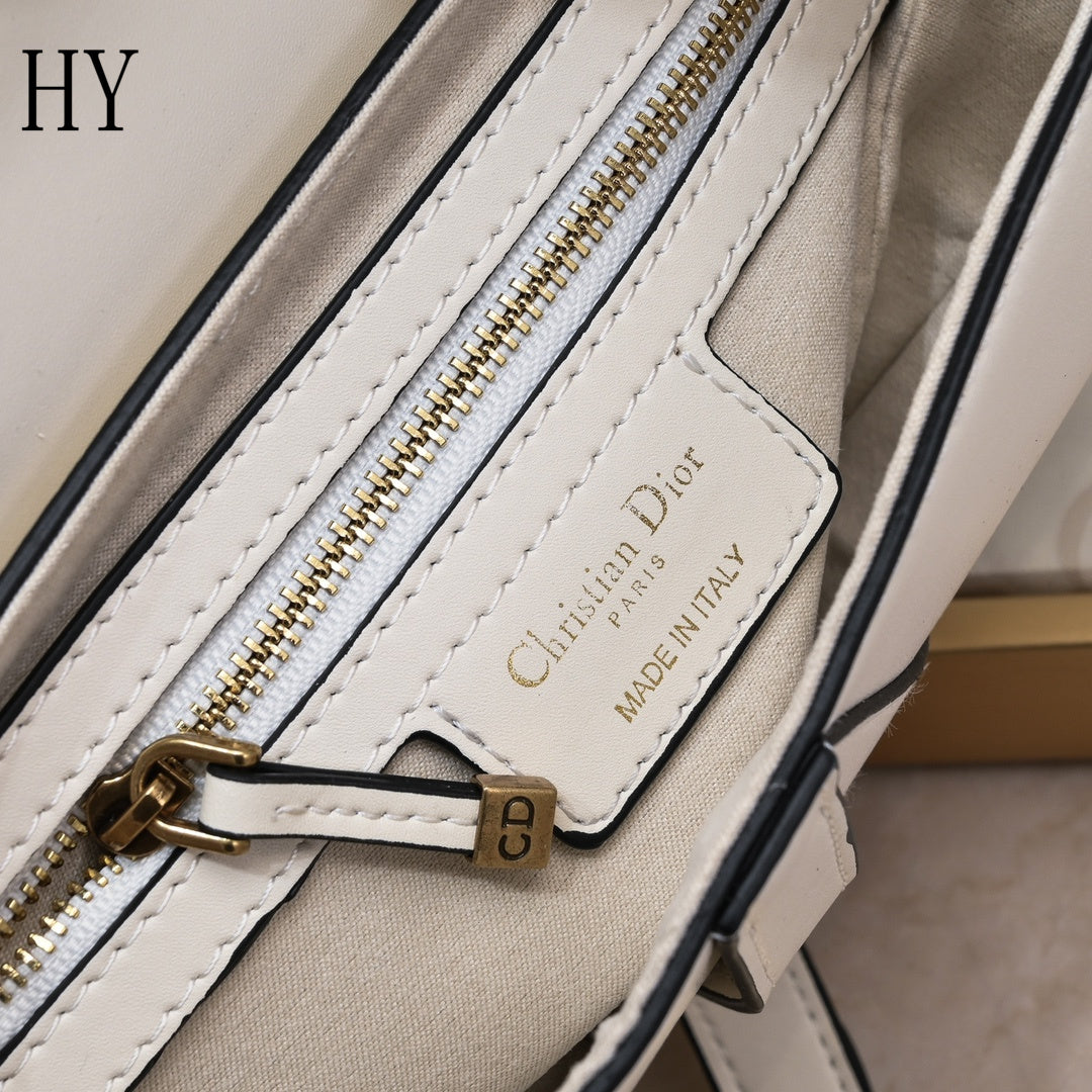 Dior "Saddle Bag Calfskin Mini White"