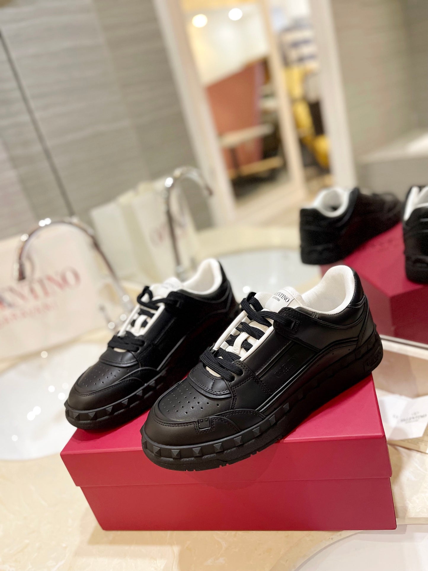Valentino Garavani „Freedots Leather Black"