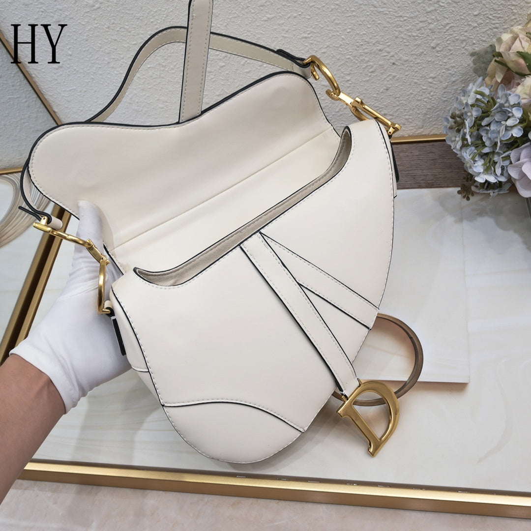 Dior "Saddle Bag Calfskin Mini White"