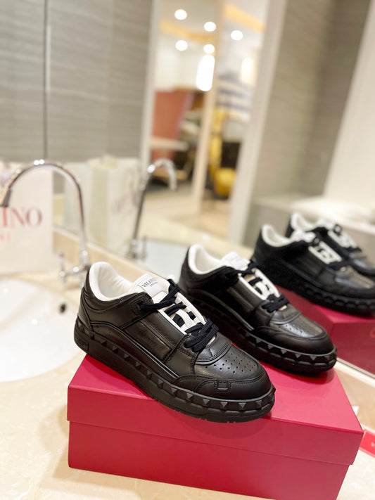 Valentino Garavani „Freedots Leather Black"