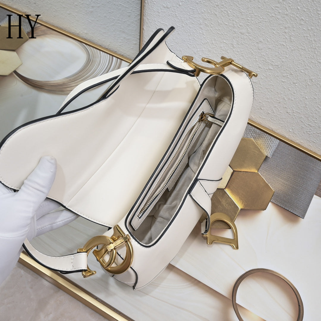 Dior "Saddle Bag Calfskin Mini White"