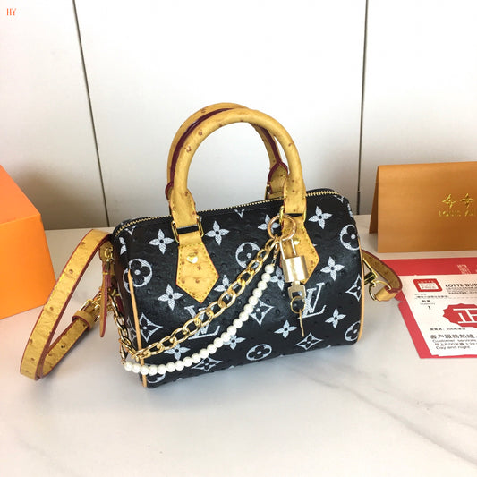 Louis Vuitton "Speedy Bandouliere Black"