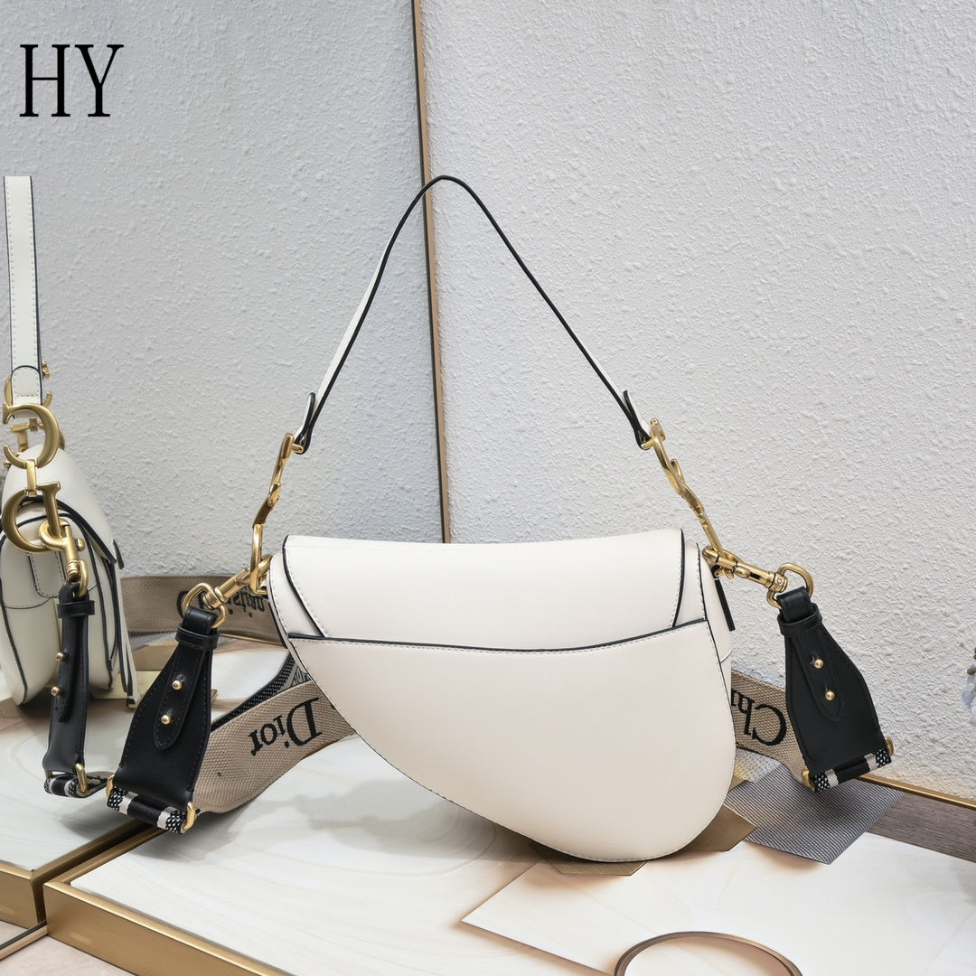 Dior "Saddle Bag Calfskin Mini White"